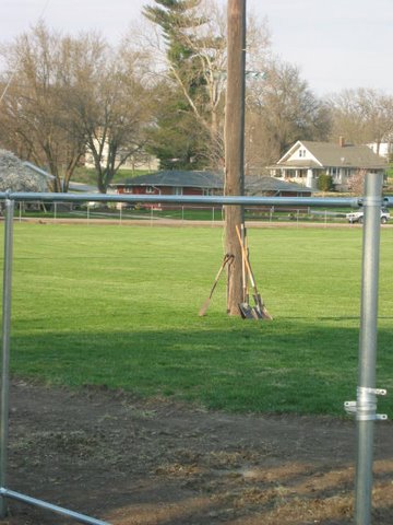 2010_April_11_Nehawka_Ball_Field_Fence_Install_004