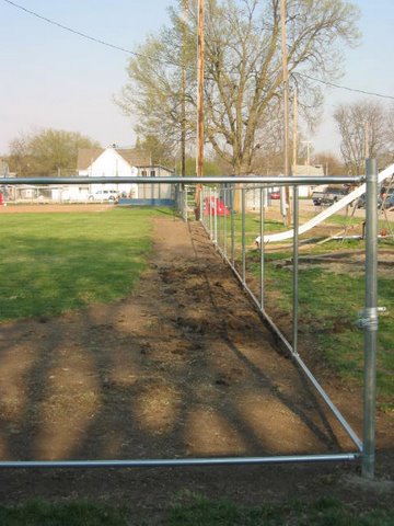 2010_April_11_Nehawka_Ball_Field_Fence_Install_005