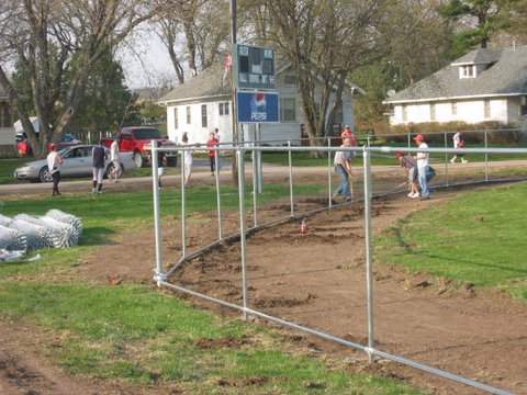 2010_April_11_Nehawka_Ball_Field_Fence_Install_008