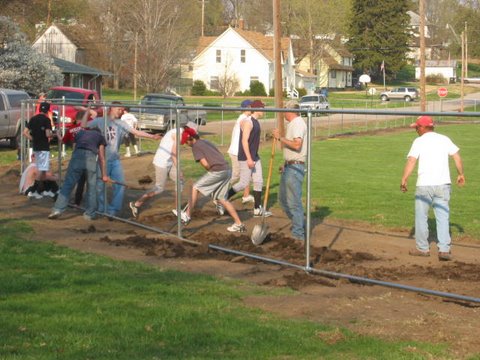 2010_April_11_Nehawka_Ball_Field_Fence_Install_012