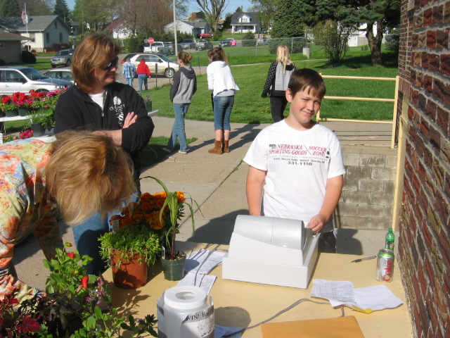 05-02-09_Zack_Rouse_totals_up_a_plant_sale