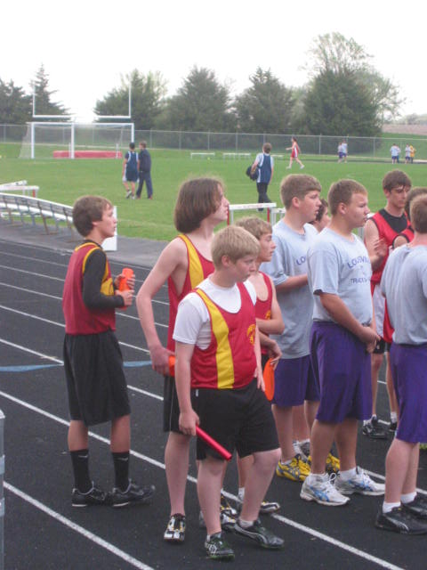 2010-04-15_Boys_relay_waits_their_start