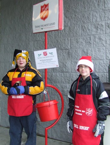 12-22-09_Lucas_and_Dalton_King_ring_bells_at_Shopko_2