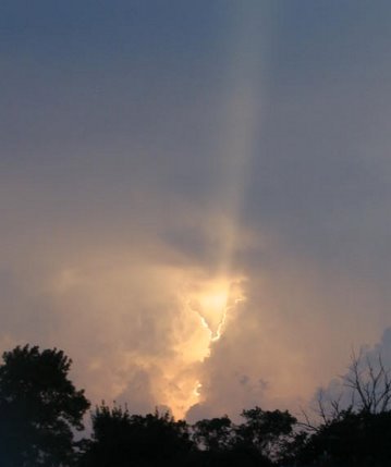 06-17-2010_Storm_clouds_coming_to_Nehawka
